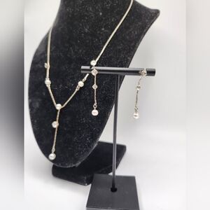 A very pretty jewelry vintage faux pearl & rhinestone set.  Earrings & Necklace!